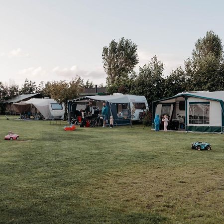 Camping De Tulpenweide Lege Kampeerplaats, Lege Plaats Op Het Gras Zonder Bed Breezand Exterior foto