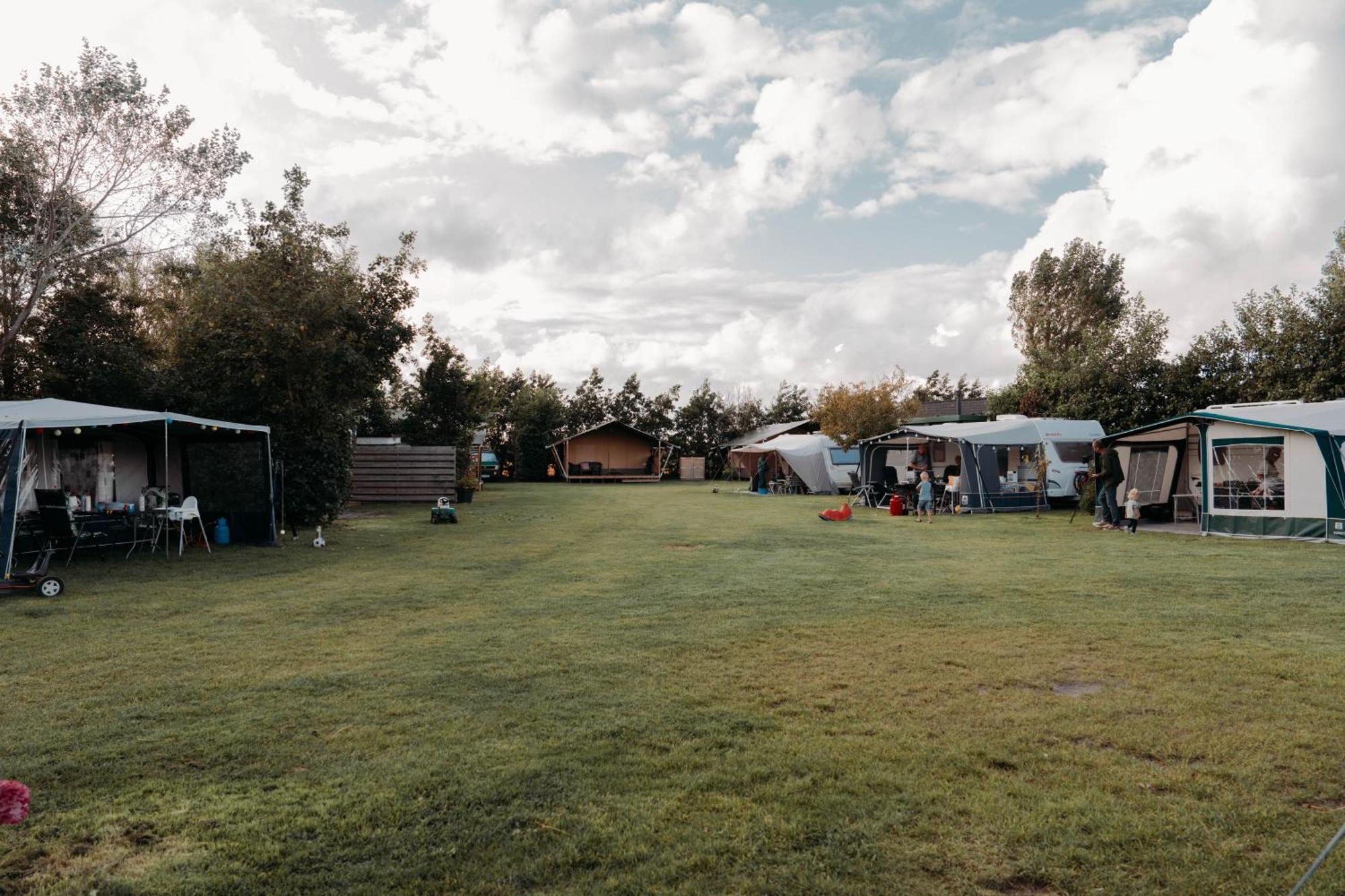 Camping De Tulpenweide Lege Kampeerplaats, Lege Plaats Op Het Gras Zonder Bed Breezand Exterior foto