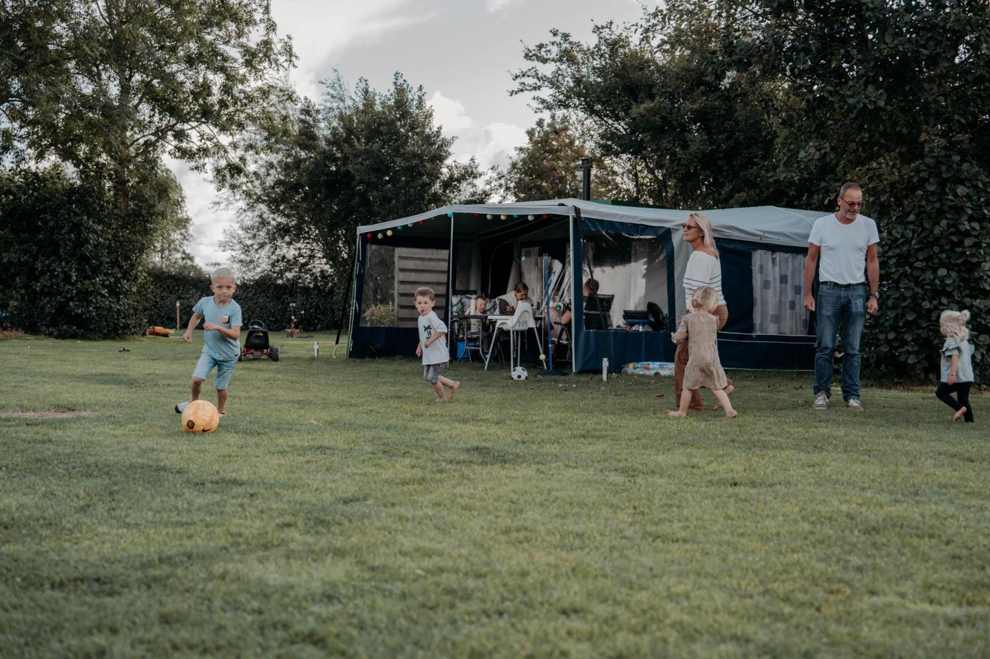 Camping De Tulpenweide Lege Kampeerplaats, Lege Plaats Op Het Gras Zonder Bed Breezand Exterior foto