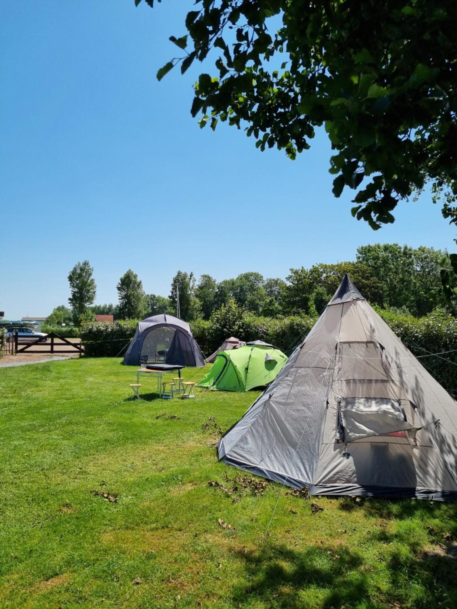Camping De Tulpenweide Lege Kampeerplaats, Lege Plaats Op Het Gras Zonder Bed Breezand Zimmer foto