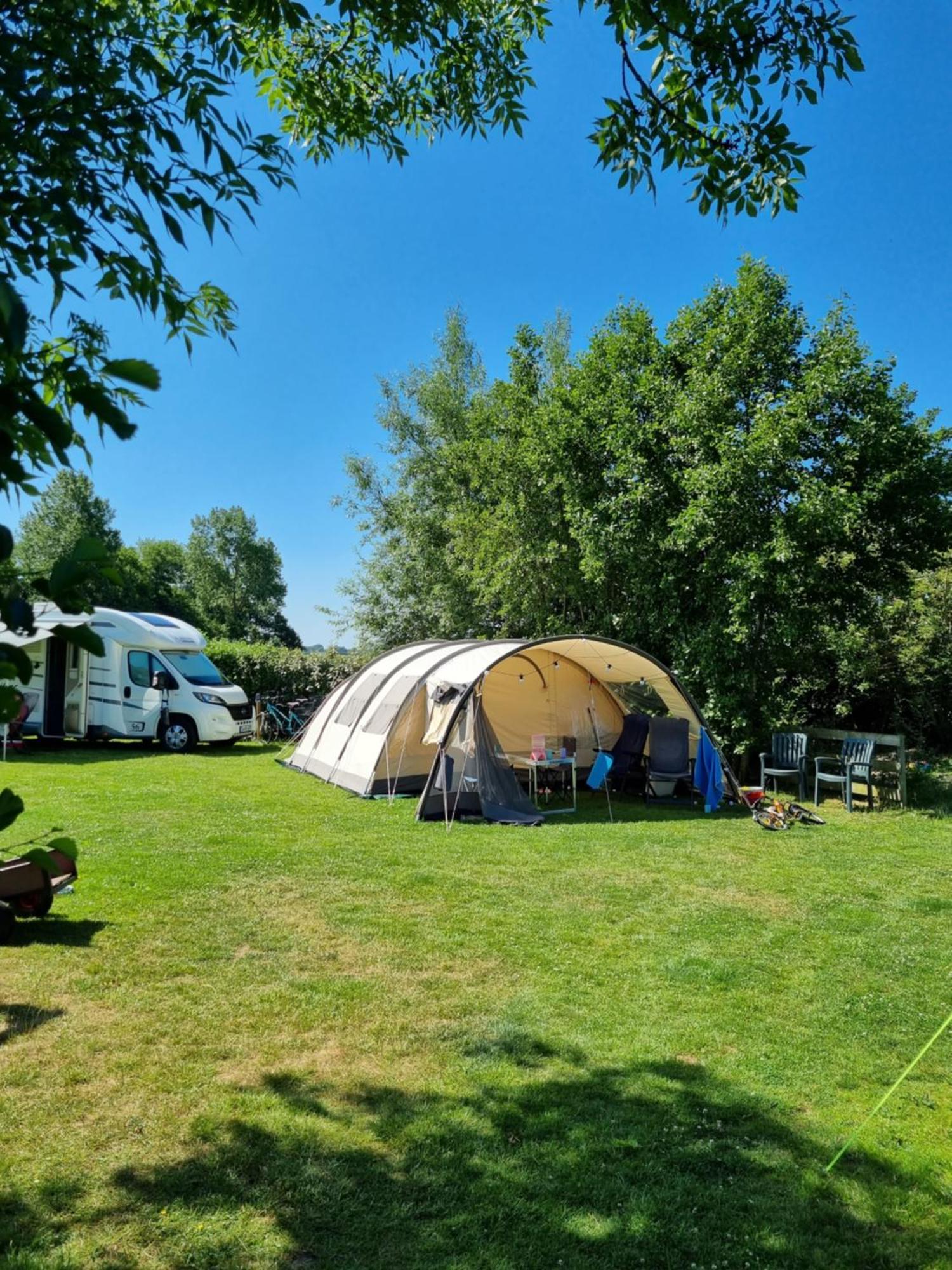 Camping De Tulpenweide Lege Kampeerplaats, Lege Plaats Op Het Gras Zonder Bed Breezand Zimmer foto